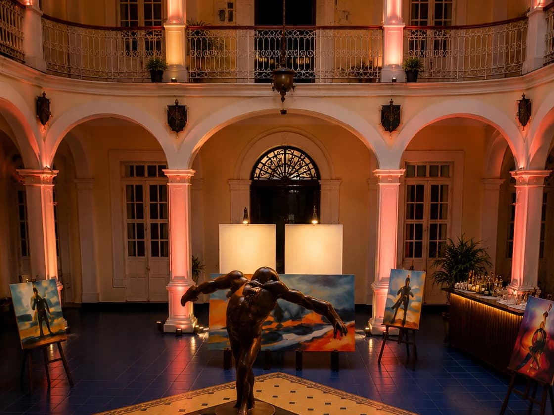 Montaje nocturno de arte y escultura en el patio de la Casona Cultural