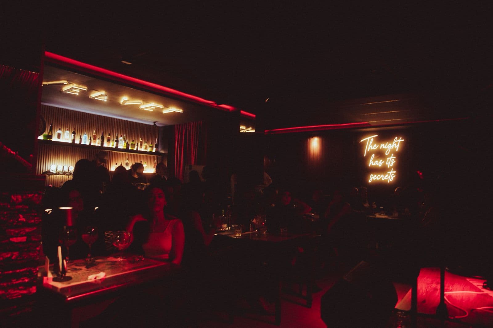 Interior de Velvet con luz cálida